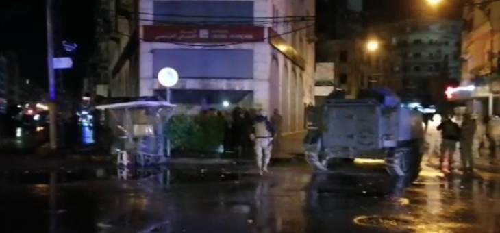  الجيش ابعد المحتجين عن مبنى سرايا طرابلس وساحة النور