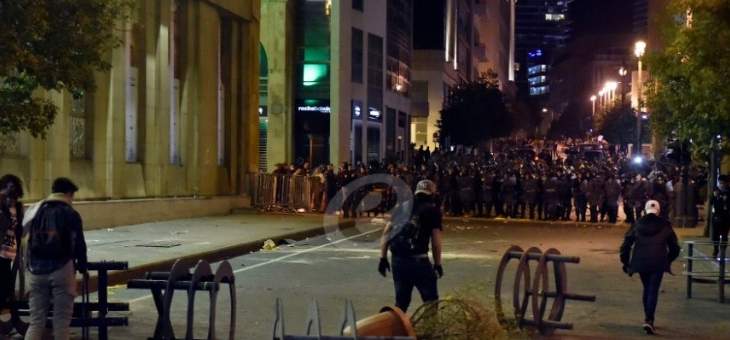 اشتداد المواجهات بين المتظاهرين والقوى الأمنية التي تستخدم القنابل المسيلة للدموع في وسط بيروت