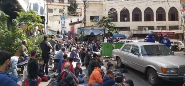 مصلون في طرابلس يخالفون قرار التعبئة العامة ويفترشون الطرقات أمام المساجد