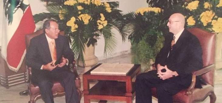 انتشار صورة لجوزيف أبو فاضل مع اميل لحود تعود إلى 25 أيار 2000