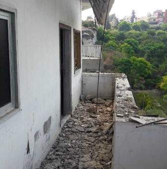 انهيار سقف شرفة أحد المنازل في حي المغربي لمخيم البرج الشمالي
