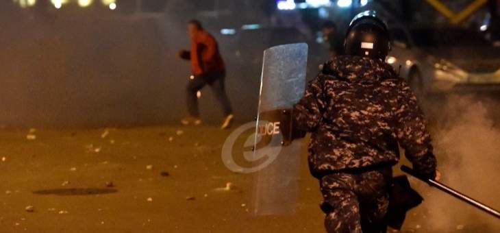 القوى الأمنية تغلق مداخل ساحة الشهداء لمنع حصول أي إحتكاك بين المتظاهرين ومواطنين آخرين 