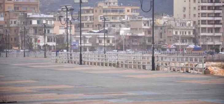 اخلاء المواطنين على كورنيش صيدا البحري برشهم بالمياه لخرقهم قرار التعبئة