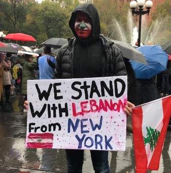 النشرة: لبنانيون يعتصمون تحت الامطار بنيويورك تضامنا مع المعتصمين بلبنان