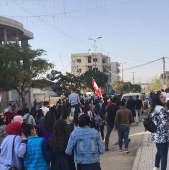 النشرة: متظاهرون اقفلوا مدخل مدينة زحلة بالسيارات