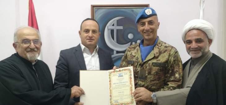 رئيس بلدية قانا الجليل منح شهادة المواطنة الفخرية للجنرال بيشوتا