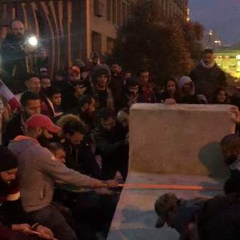  محتجون ازالوا بلوكات الباطون في محيط مبنى جريدة النهار