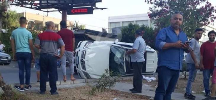 النشرة: اصابة عائلة من 4 اشخاص بحادث انقلاب سيارة في مدينة صيدا