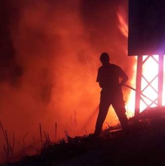 الدفاع المدني: إخماد حريق اعشاب وقصب في العقيبة 