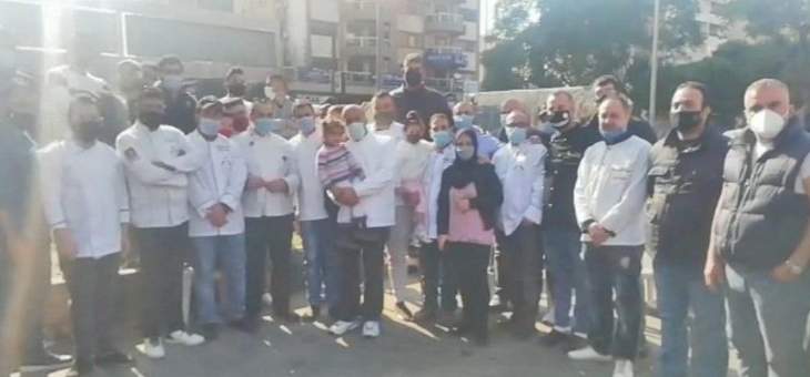 اعتصام للعاملين في مطاعم طرابلس إحتجاجا على عدم استثنائهم من الاقفال