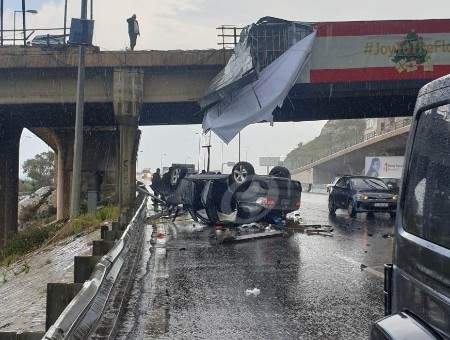 النشرة: جريح نتيجة انقلاب سيارة من جسر الضبية وسقوطها على الأوتوستراد
