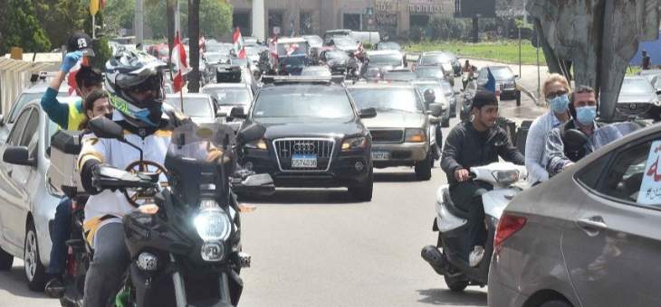 تجمع لعدد من الشبان على دراجات نارية في الجامعة العربية في بيروت
