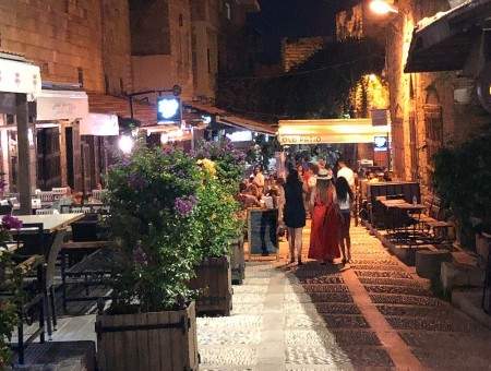 وسام زعرور تفقد المقاهي الليلية في سوق جبيل القديم