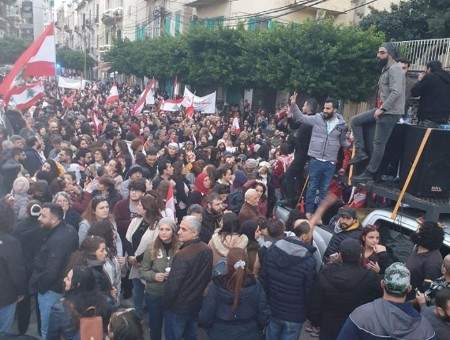 ارتفاع أعداد المتظاهرين أمام مدخل مجلس النواب في شارع بلدية بيروت
