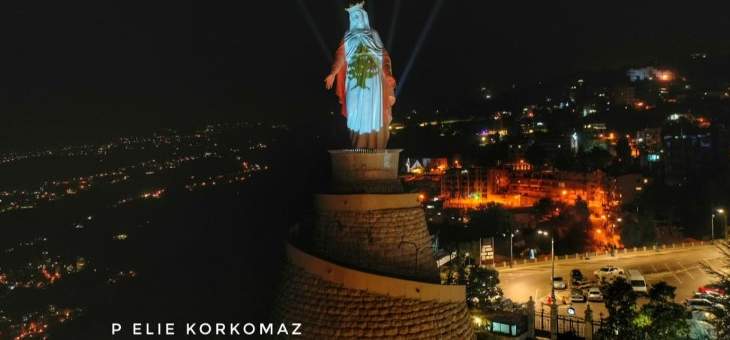 إضاءة مزار سيدة لبنان بحريصا بالعلم اللبناني تضامناً مع اللبنانيين بحربهم على الكورونا