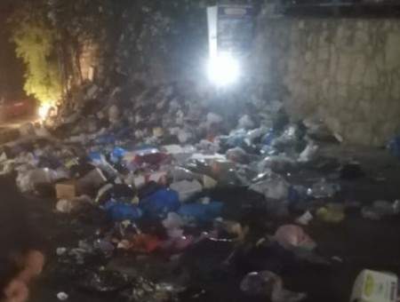 شبان أفرغوا النفايات على الطريق العام بين حاروف والنبطية احتجاجا على عدم جمع النفايات