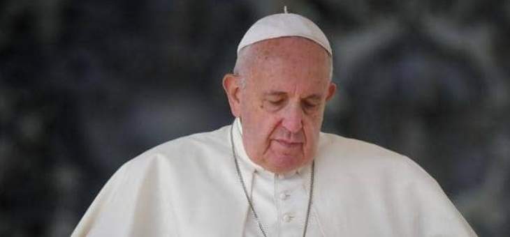 البابا يعتذر لعصبيته تجاه امرأة أمسكت بذراعه بقوة