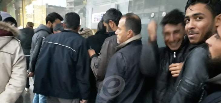 النشرة: طوابير للنازحين السوريين أمام أحد المصارف بالنبطية لسحب مساعدات التدفئة