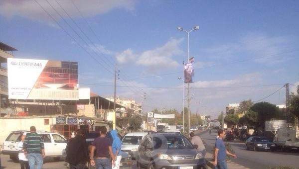 النشرة: محتجون قطعوا طريق سعدنايل تعلبايا بالحجارة والعوائق