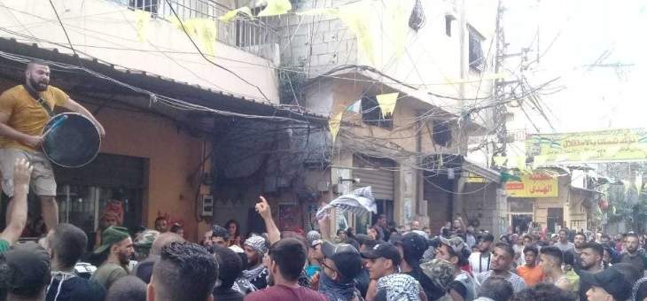 النشرة: مسيرة حاشدة داخل مخيم عين الحلوة احتجاجا على اجراءات وزير العمل