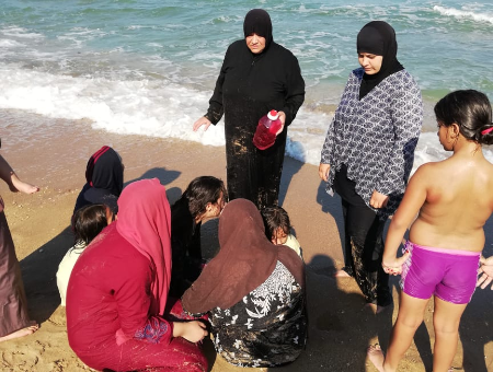 النشرة: انقاذ عائلة سورية من الغرق كانوا يسبحون في المسبح الشعبي بصيدا