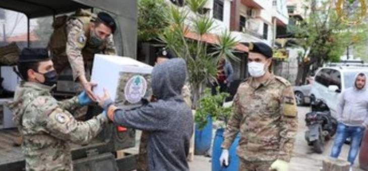وحدات الجيش تستمر بتوزيع حصص غذائية على عدد من العائلات في طرابلس