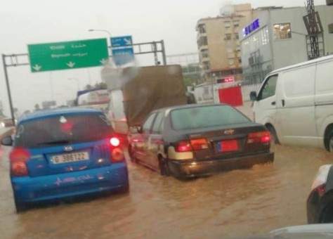 ازدحام للسير على أوتوستراد خلدة بسبب تجمع مياه الأمطار والعالقون يناشدون فتح الطريق