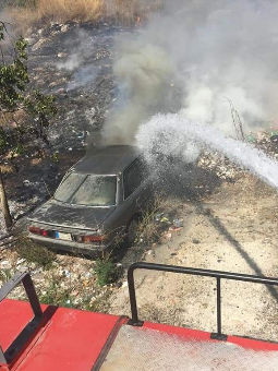 النشرة: حريق في عين الدلب شرق صيدا يمتد الى سيارة متوقفة في المكان 