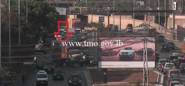 التحكم المروري: تعطل شاحنة على أوتوستراد الرئيس لحود وحركة المرور كثيفة