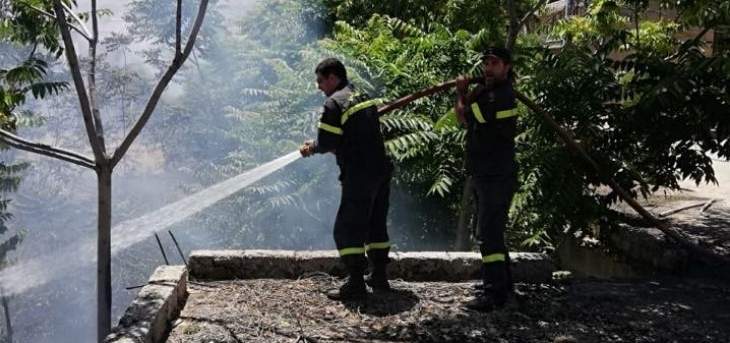 الدفاع المدني: إخماد حريق أعشاب وأشجار في رياق