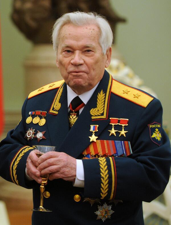 وفاة الروسي ميخائيل كلاشينكوف مخترع بندقية كلاشينكوف