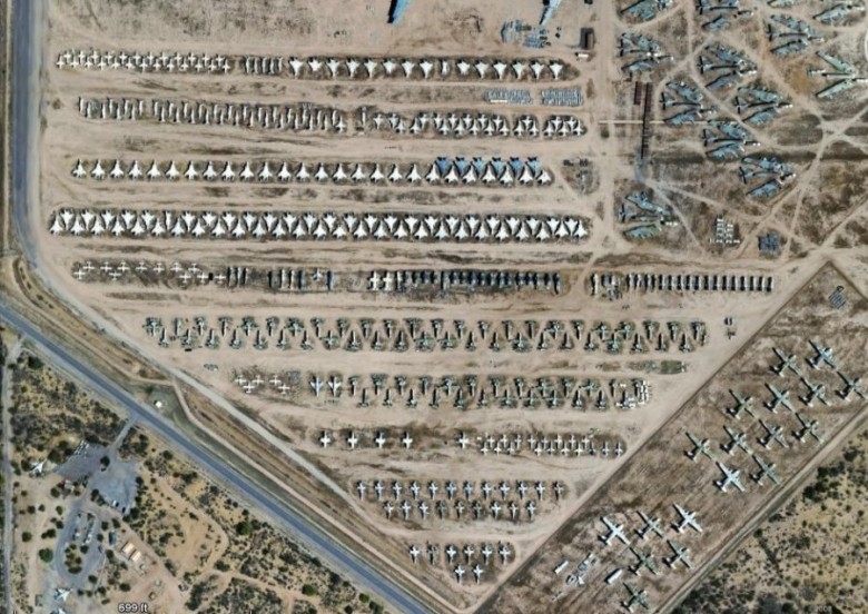 ظلم خطر تصرف  أكبر مقبرة للطائرات في العالم في صحراء أريزونا