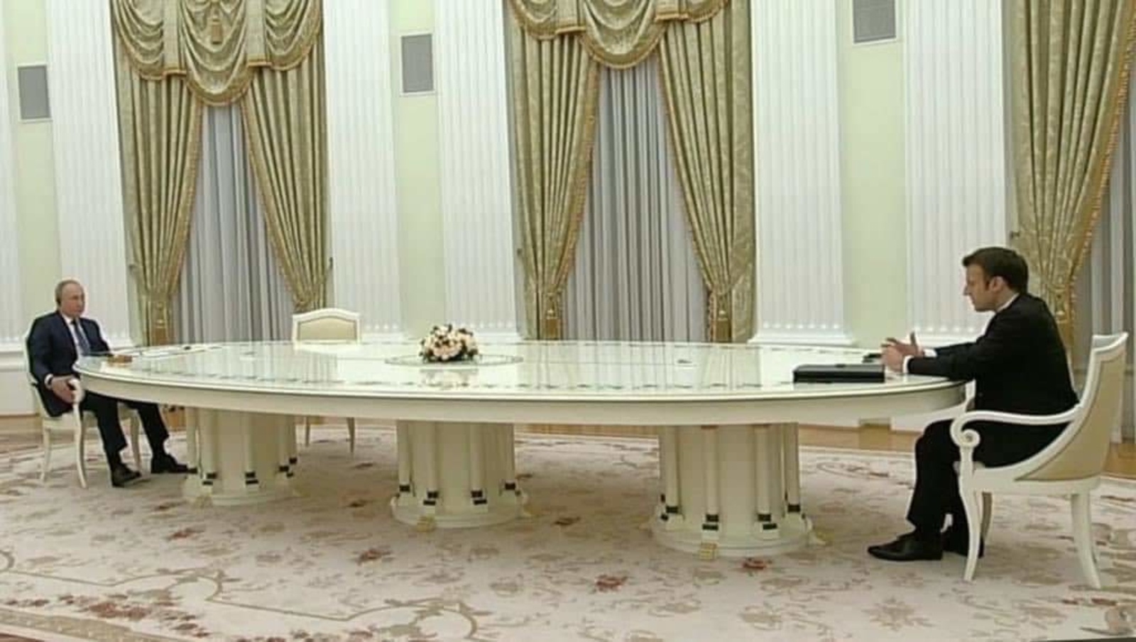 Путин за ждинный столом