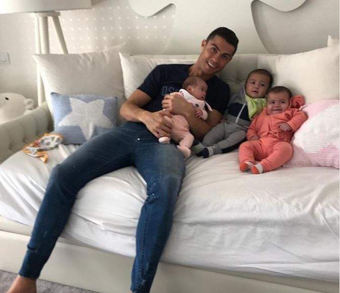 كريستيانو رونالدو مع أطفاله